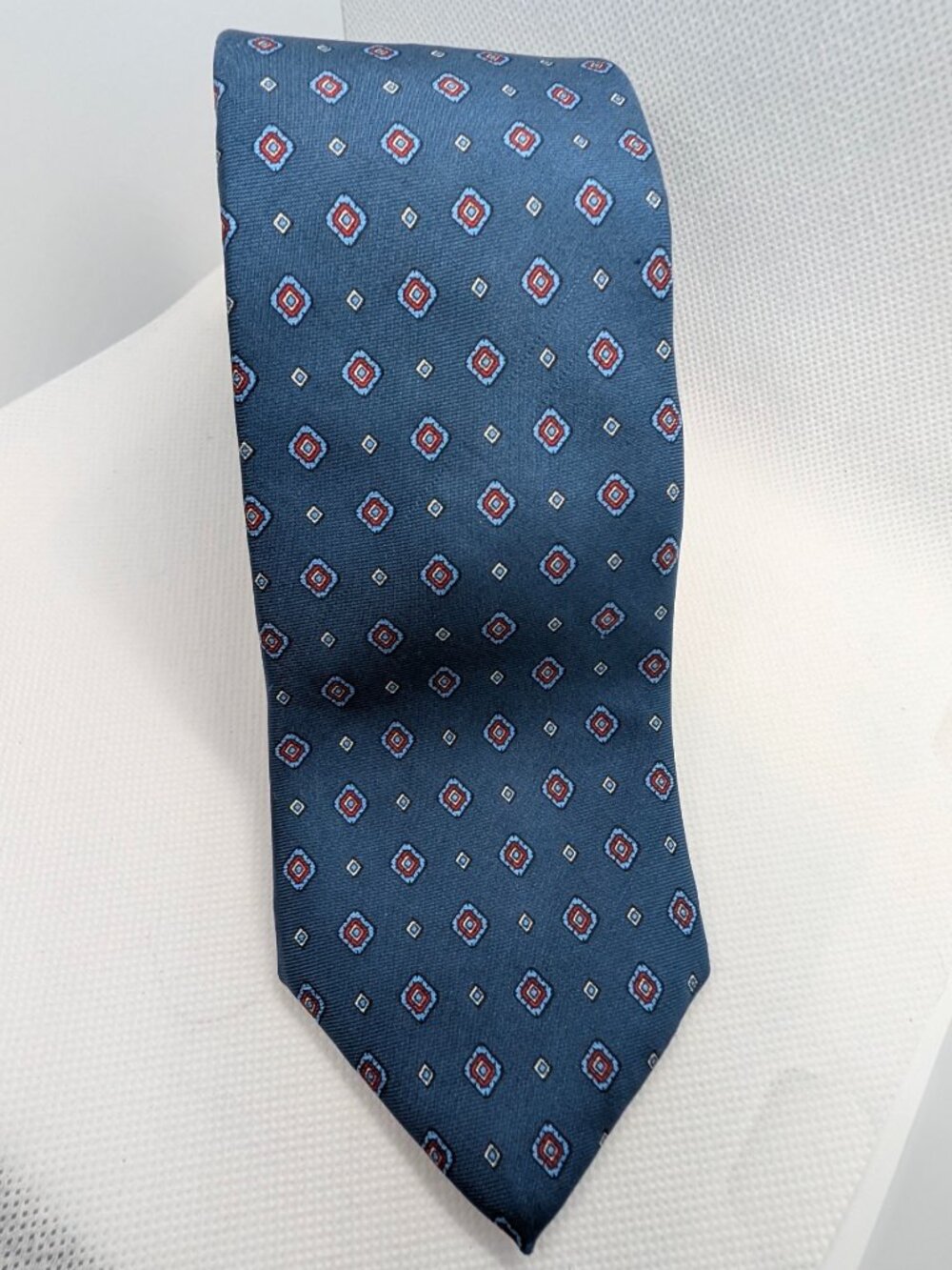 Oleg Cassini Neck Tie Blue with Burgundy Small Ovals Silk 56 x 3"